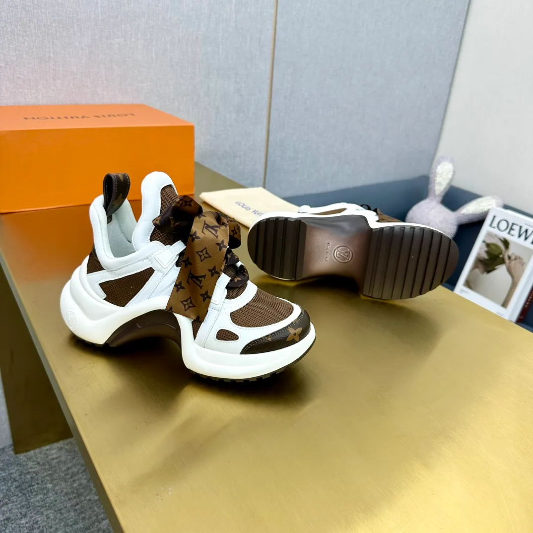 👟👟Ex-factory price 760👟👟LV donkey brand casual sports dad shoes. The bold and avant-garde design➕the distinctive wavy outsole is charming in the entire fashion circle. It is synonymous with new trends and trends. It is to be called the coolest casual sports shoe in history. Whoever wears it will become the most handsome person who turns heads. The height of the heel is about 5.5cm, and the heel is about 8mm.  🌸Imported fabrics🐂leather➕Imported🐐leather➕Imported T👟👟Ex-factory price U splicing 🌸Inner lining imported mesh fabric➕Cowhide lining Outsole vacuum foaming and T👟👟Ex-factory price U combination 🌸 Size women's size 35-41